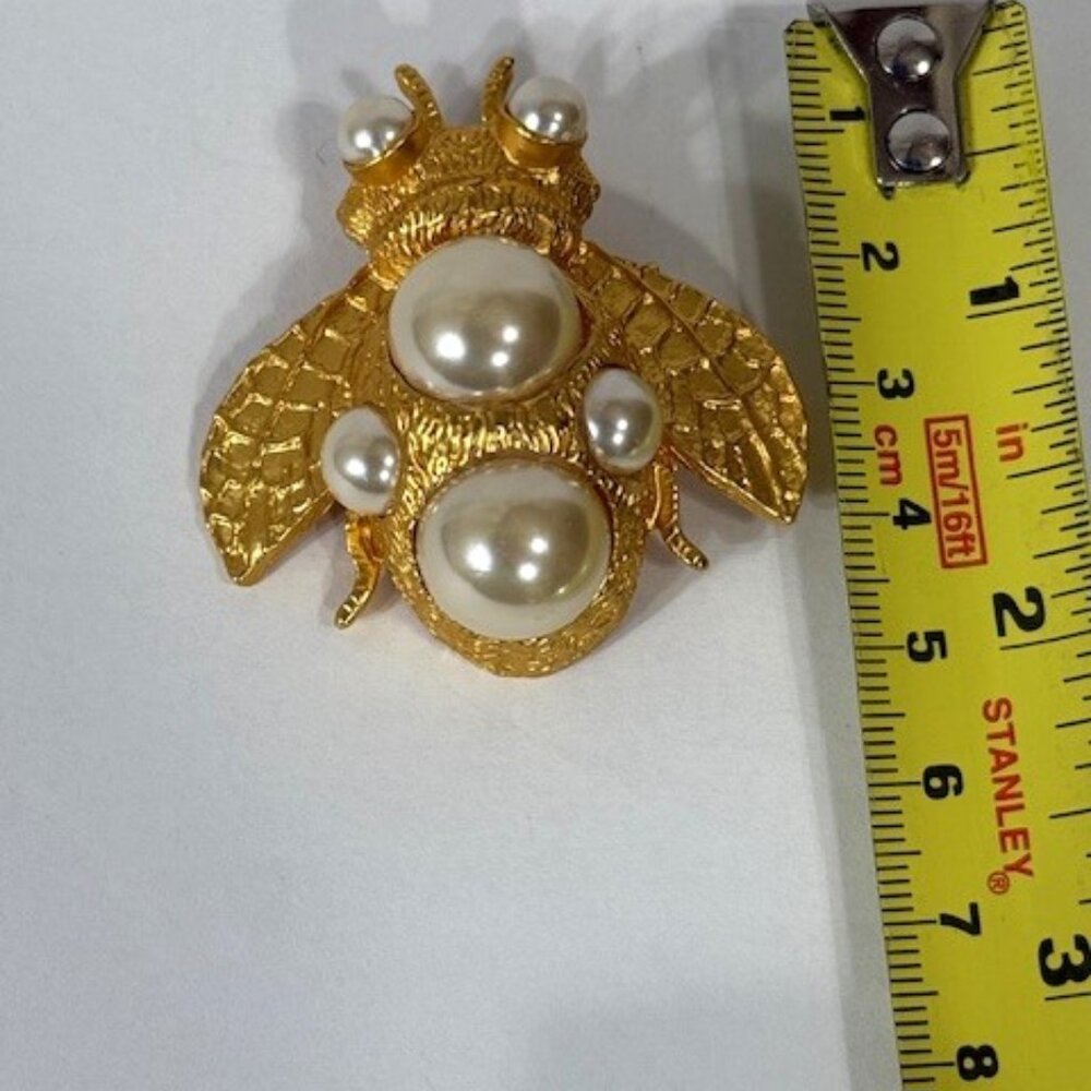 Vintage Doreen Ryan gold-tone and pearlescent stone bumblebee brooch/pin. - Picture 8 of 9
